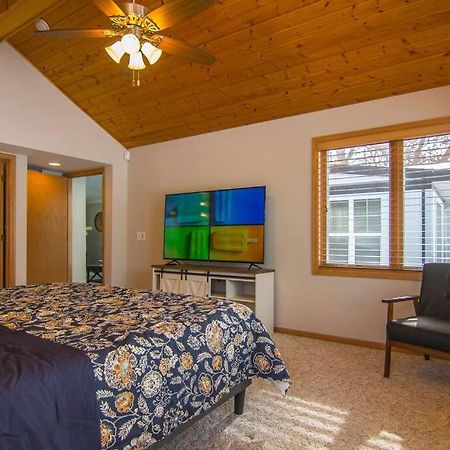 Lake House- Four Bedroom Retreat, King Bed, Beautiful Sunset! Brooklyn Center Exterior foto