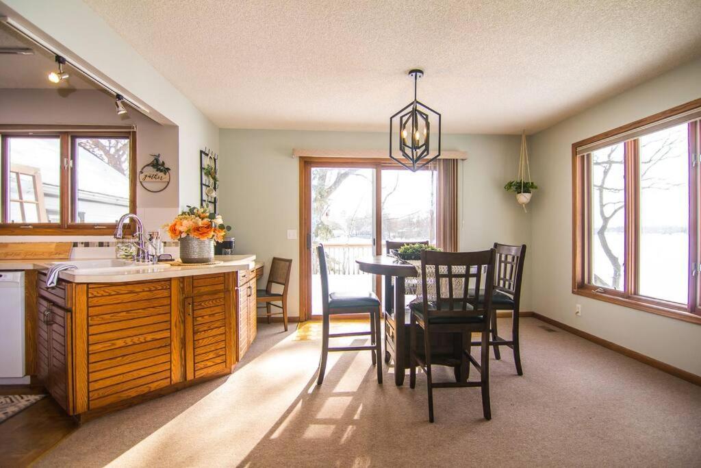 Lake House- Four Bedroom Retreat, King Bed, Beautiful Sunset! Brooklyn Center Exterior foto