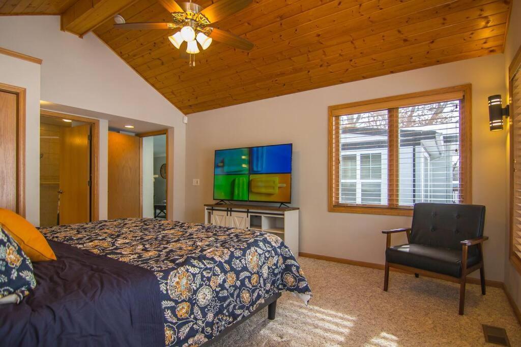 Lake House- Four Bedroom Retreat, King Bed, Beautiful Sunset! Brooklyn Center Exterior foto