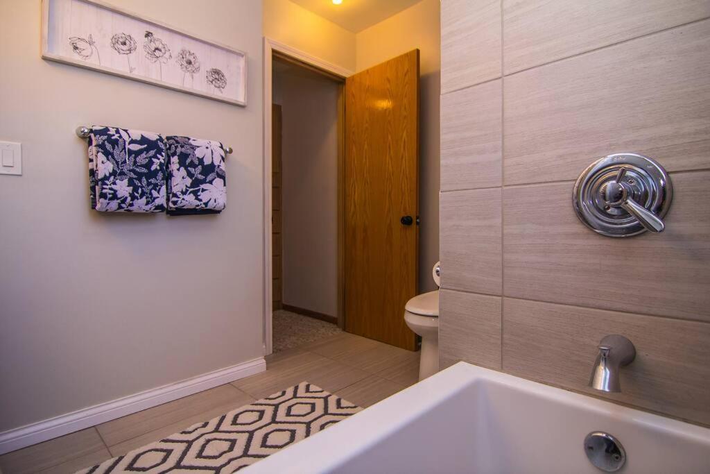 Lake House- Four Bedroom Retreat, King Bed, Beautiful Sunset! Brooklyn Center Exterior foto