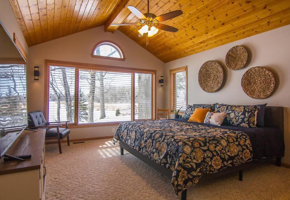 Lake House- Four Bedroom Retreat, King Bed, Beautiful Sunset! Brooklyn Center Exterior foto