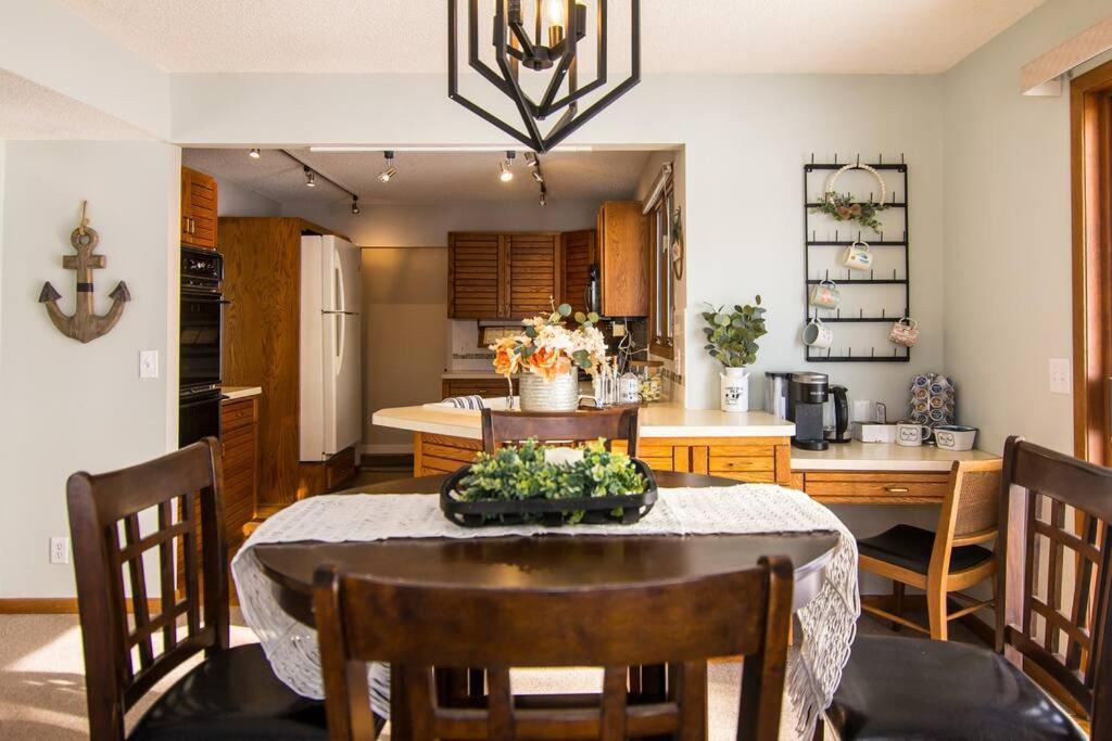 Lake House- Four Bedroom Retreat, King Bed, Beautiful Sunset! Brooklyn Center Exterior foto