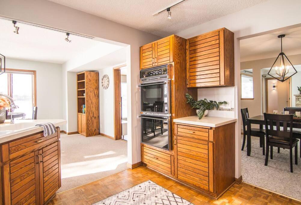 Lake House- Four Bedroom Retreat, King Bed, Beautiful Sunset! Brooklyn Center Exterior foto