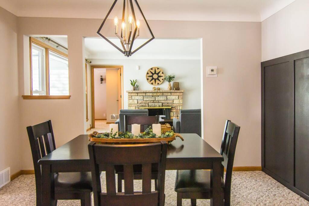 Lake House- Four Bedroom Retreat, King Bed, Beautiful Sunset! Brooklyn Center Exterior foto