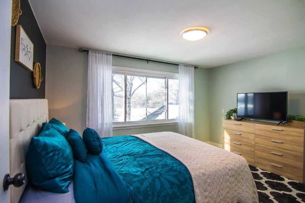Lake House- Four Bedroom Retreat, King Bed, Beautiful Sunset! Brooklyn Center Exterior foto