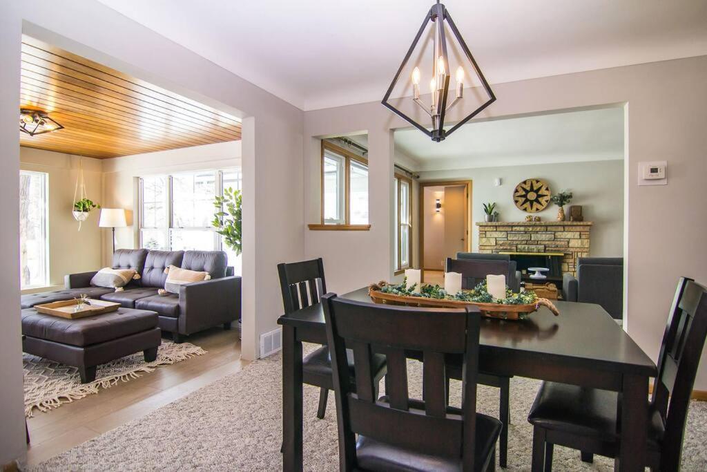 Lake House- Four Bedroom Retreat, King Bed, Beautiful Sunset! Brooklyn Center Exterior foto