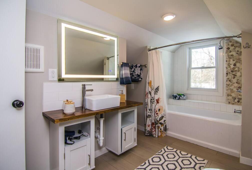 Lake House- Four Bedroom Retreat, King Bed, Beautiful Sunset! Brooklyn Center Exterior foto