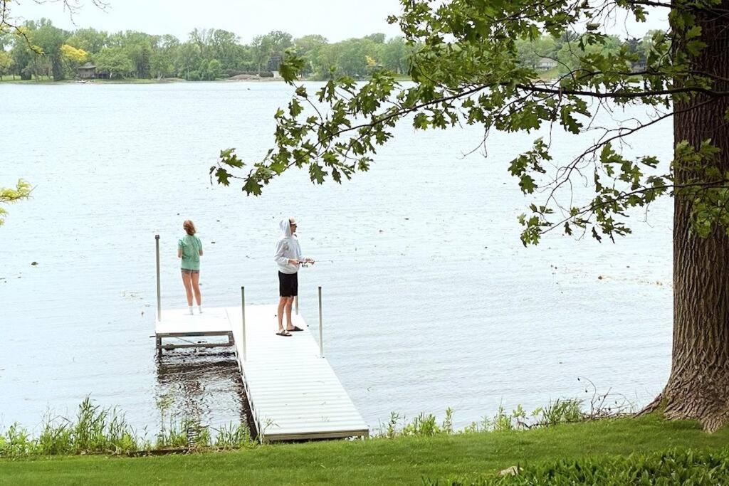 Lake House- Four Bedroom Retreat, King Bed, Beautiful Sunset! Brooklyn Center Exterior foto