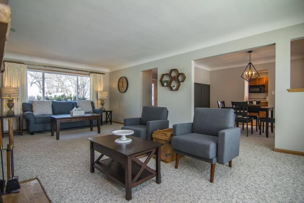Lake House- Four Bedroom Retreat, King Bed, Beautiful Sunset! Brooklyn Center Exterior foto