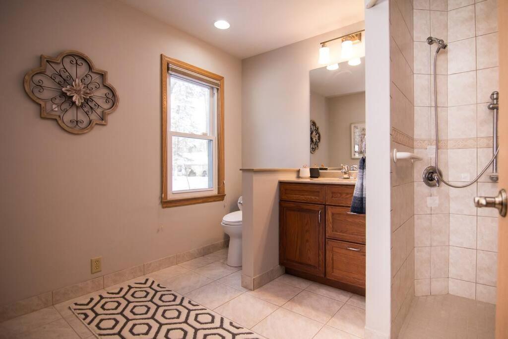 Lake House- Four Bedroom Retreat, King Bed, Beautiful Sunset! Brooklyn Center Exterior foto