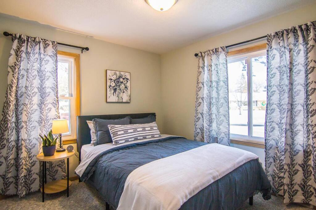 Lake House- Four Bedroom Retreat, King Bed, Beautiful Sunset! Brooklyn Center Exterior foto