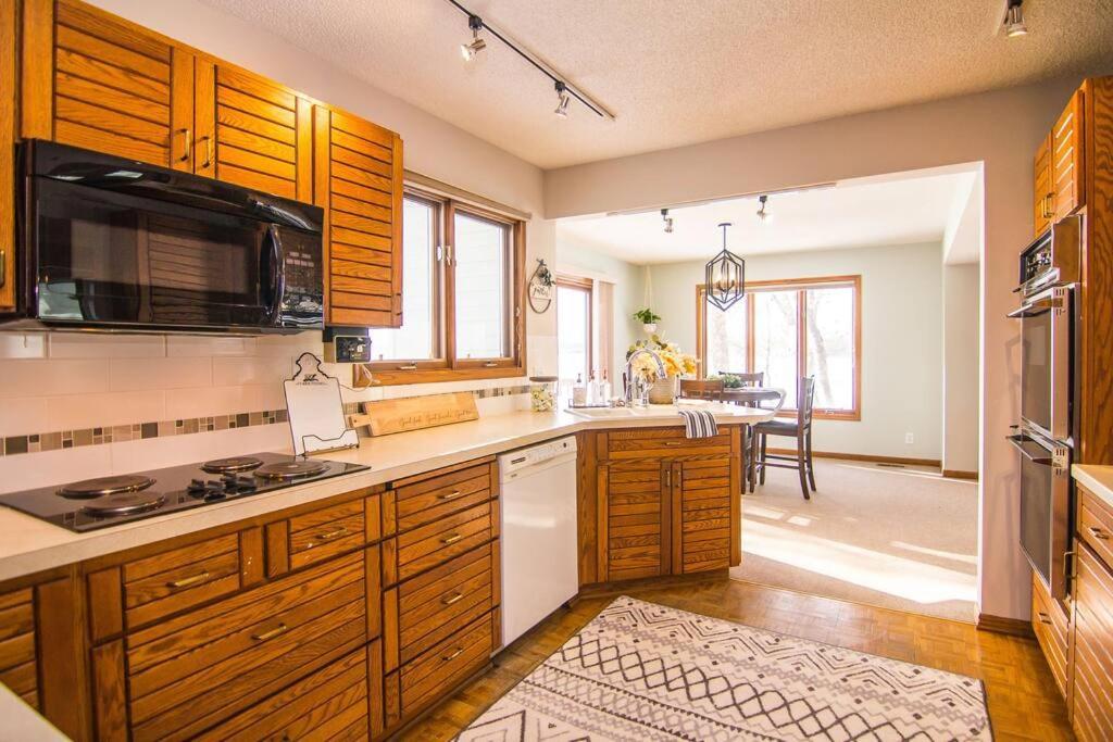 Lake House- Four Bedroom Retreat, King Bed, Beautiful Sunset! Brooklyn Center Exterior foto